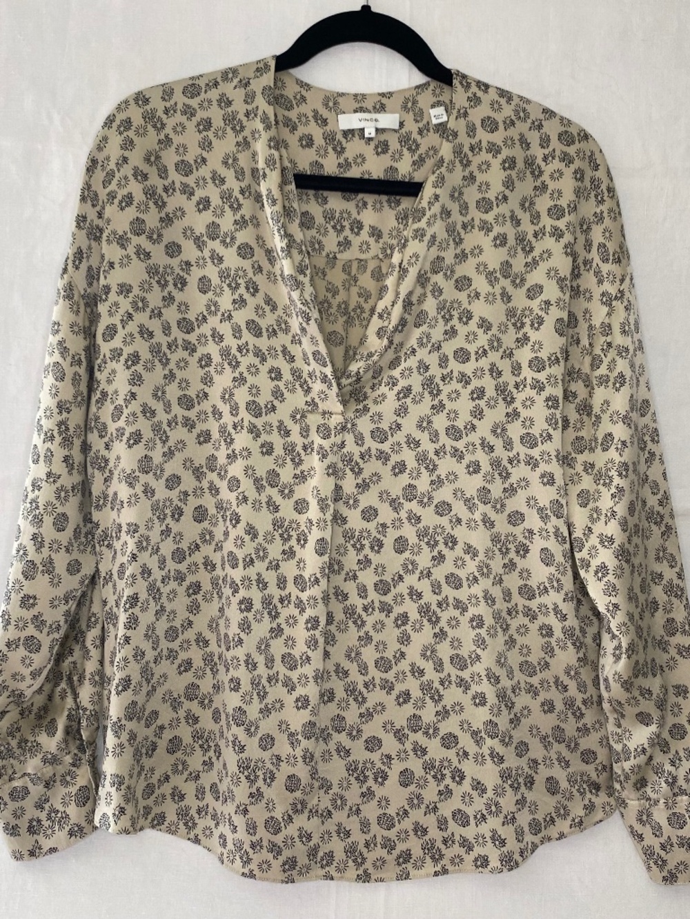 Vince Silk Pull Over V Neck Long Sleeve Blouse Floral Cream Black Size Medium